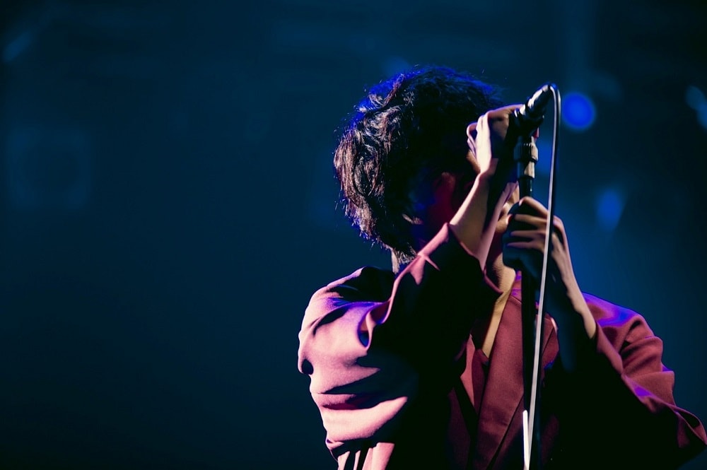 石崎ひゅーい、エネルギー放出した2年ぶりバンド編成ライブ「みんなが