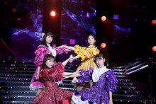 ももいろクローバーZ「ももいろクリスマス2021 ～さいたまスーパーアリーナ大会～」の様子。（撮影：上飯坂一）