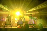 ももいろクローバーZとマーティ・フリードマン。（撮影：上飯坂一）