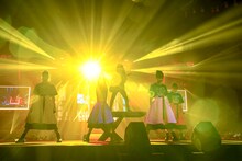 ももいろクローバーZとマーティ・フリードマン。（撮影：上飯坂一）