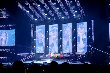 「白い風」を歌うももいろクローバーZ。(撮影:上飯坂一)