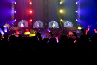 モノノフとの別れを惜しむももいろクローバーZ。（撮影：上飯坂一）