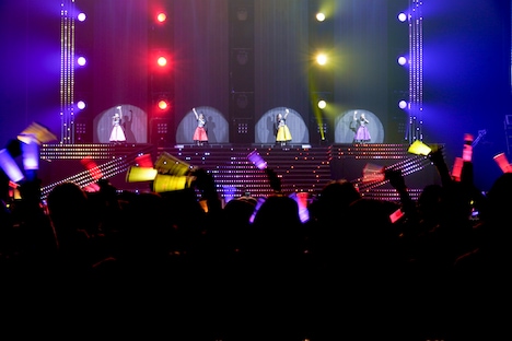 モノノフとの別れを惜しむももいろクローバーZ。(撮影:上飯坂一)