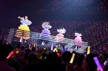 トロッコに乗って歌うももいろクローバーZ。（撮影：高田真希子）