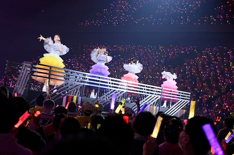 トロッコに乗って歌うももいろクローバーZ。(撮影:高田真希子)