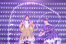 シャボン玉ショーを繰り広げる玉井詩織と高城れに。（撮影：高田真希子）