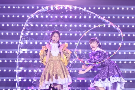 シャボン玉ショーを繰り広げる玉井詩織と高城れに。(撮影:高田真希子)