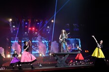 マーティ・フリードマンとのコラボパフォーマンスを披露するももいろクローバーZ。（撮影：高田真希子）