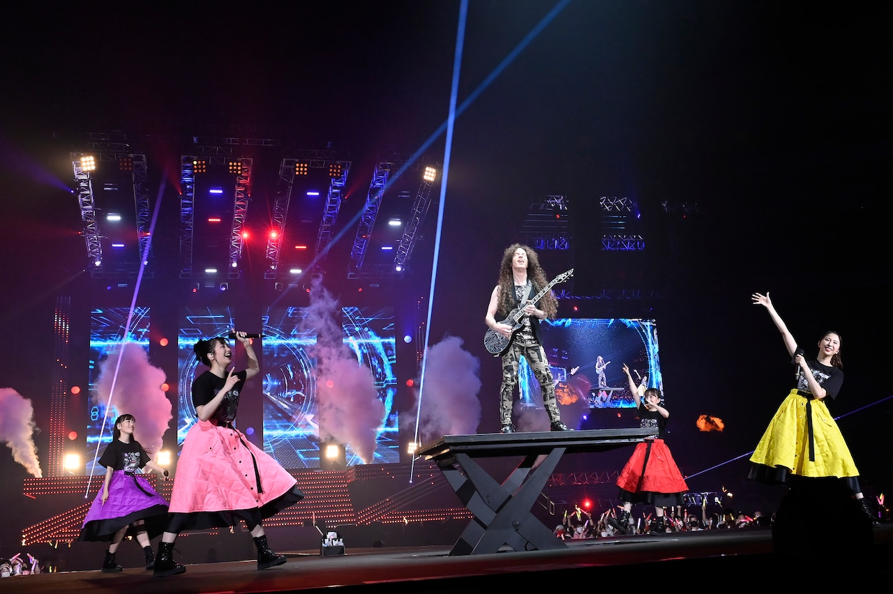 「ももいろクリスマス2021 ～さいたまスーパーアリーナ大会～」でももいろクローバーZとコラボするマーティ・フリードマン。（撮影：高田真希子）