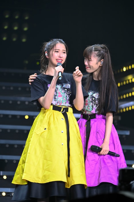 感極まって涙を流す玉井詩織と、優しく寄り添う高城れに。(撮影:高田真希子)