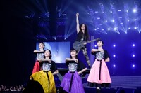 ももいろクローバーZと共演するマーティ・フリードマン。（撮影：増田慶）