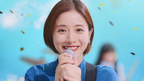 「OCNモバイルONE 登場編」60秒CMより。