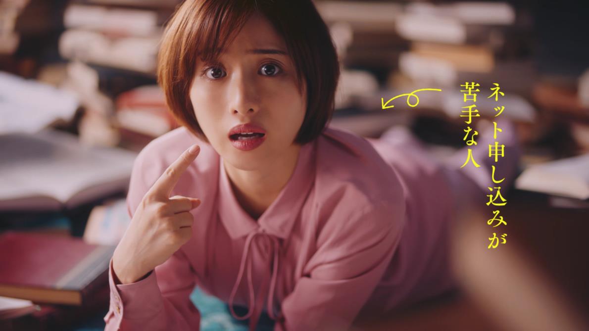 「OCNモバイルONE 登場編」60秒CMより。