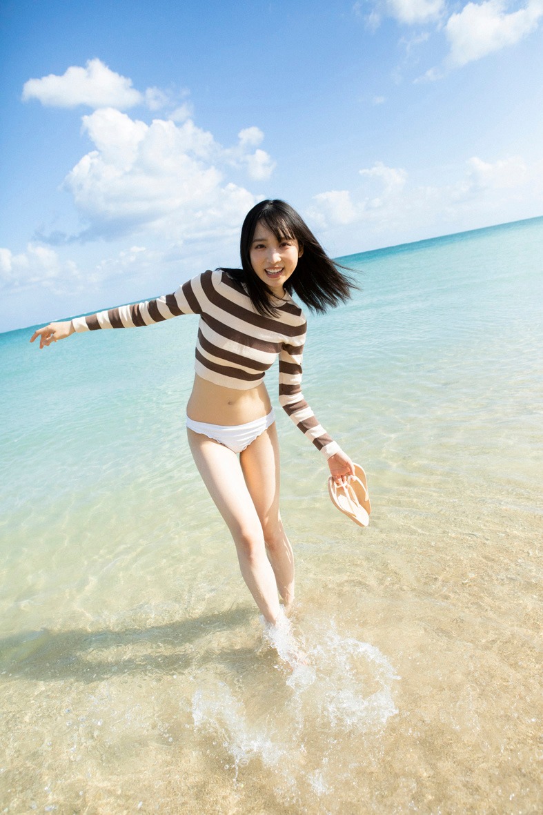 「AKB48小栗有以1st写真集 君と出逢った日から」より。（撮影：細居幸次郎）