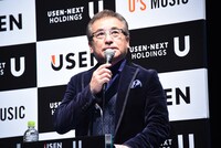 MCの赤坂泰彦。