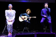 「勿忘」を披露するAwesome City Club。