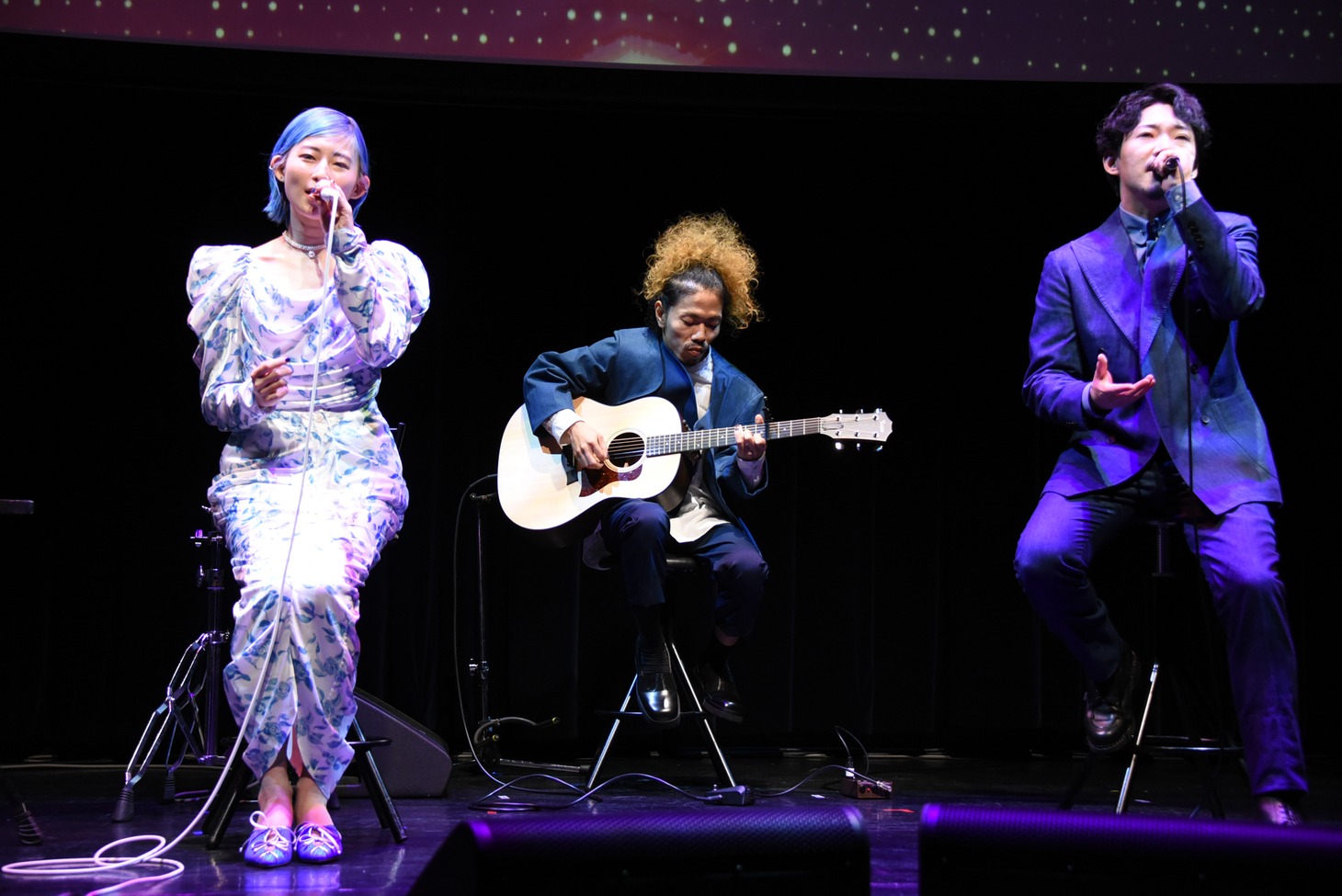 「勿忘」を披露するAwesome City Club。