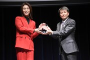 USEN-NEXT HOLDINGS代表取締役社長CEO・宇野康秀氏よりトロフィーを受け取る氷川きよし。