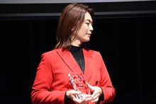 トロフィーを持つ氷川きよし。