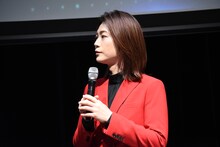 トロフィーを持つ氷川きよし。