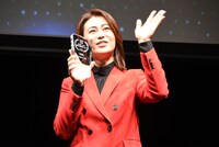 トロフィーを持ちながら手を振る氷川きよし。