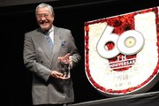 「USEN 創業60周年記念特別表彰 リクエスト」記念の花を送られ、「葬式の花みたいだな」と言う吉幾三。