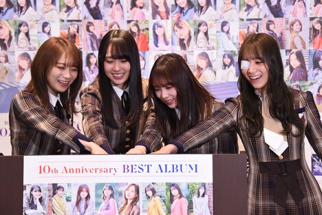 点灯ボタンを押す乃木坂46。