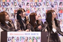 ライトアップされた東京タワーを見上げる乃木坂46。