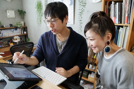 左から小山宙哉、大塚愛。