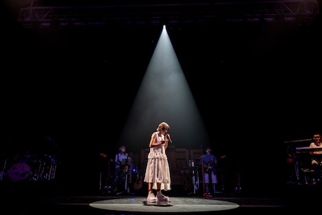 斉藤朱夏「朱演 2021 HALL TOUR 『つぎはぎのステージ』」の様子。（Photo by Viola Kam［V'z Twinkle］）