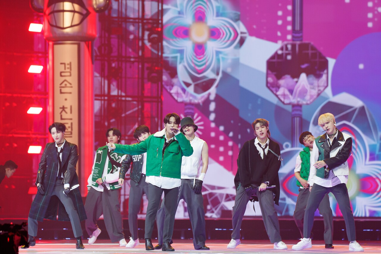 ATEEZ、伝統舞踊チームや獅子舞と「The Real」でにぎやかステージ