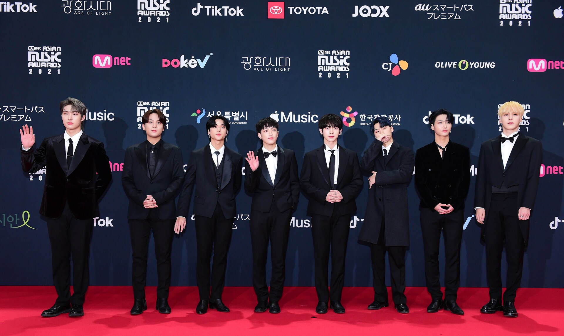 ATEEZ、伝統舞踊チームや獅子舞と「The Real」でにぎやかステージ