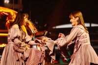 左から増本綺良、守屋茜。（撮影：上山陽介）