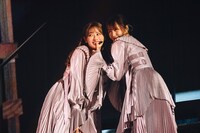 左から守屋茜、菅井友香。（撮影：上山陽介）