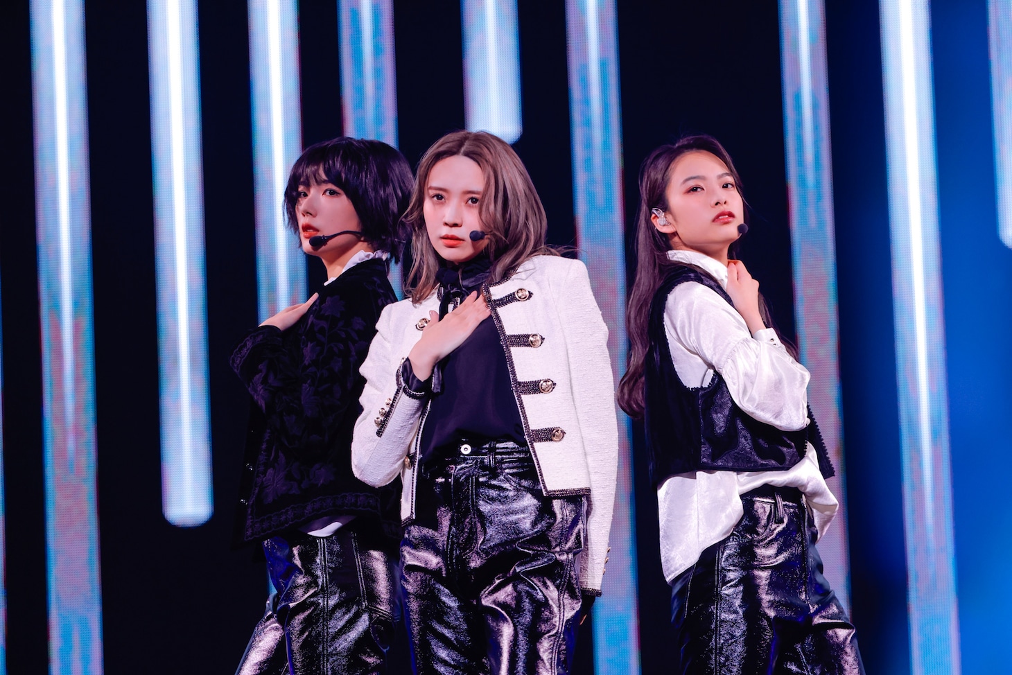 左から藤吉夏鈴、小林由依、遠藤光莉。（撮影：上山陽介）