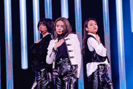 左から藤吉夏鈴、小林由依、遠藤光莉。（撮影：上山陽介）