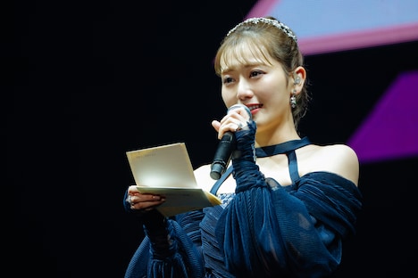 手紙を読み上げる守屋茜。（撮影：上山陽介）