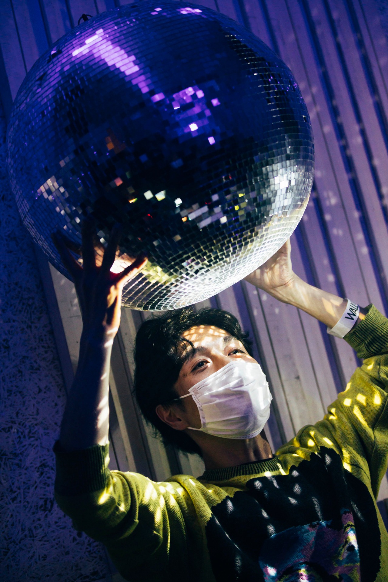 ミラーボールを持つケンモチヒデフミ。