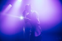 フロアを懐中電灯で照らす詩羽。（撮影：横山マサト）