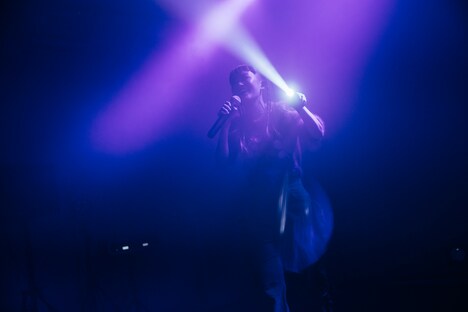 フロアを懐中電灯で照らす詩羽。（撮影：横山マサト）