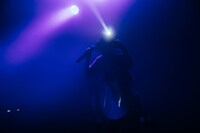 フロアを懐中電灯で照らす詩羽。（撮影：横山マサト）