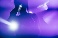 フロアを懐中電灯で照らす詩羽。（撮影：横山マサト）