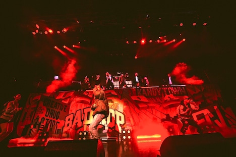 Awich、JP THE WAVY、YZERRによる「GILA GILA」のパフォーマンスの様子。