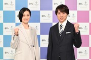 左から荒川静香、櫻井翔。 (c)日本テレビ