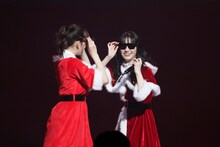 サングラスをかける高井千帆と佐々木彩夏。（Photo by SARU［SARUYA AYUMI］）