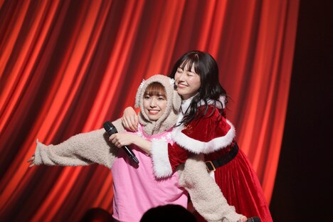 チロ（内藤るな）に抱きつく佐々木彩夏。（Photo by SARU［SARUYA AYUMI］）