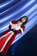 松浦亜弥「LOVE涙色」を歌う佐々木彩夏。（Photo by SARU［SARUYA AYUMI］）