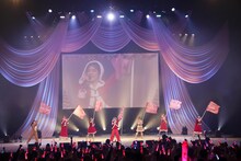 フラッグを振って「鋼の意志」をパフォーマンスする元3B juniorメンバーの7人。（Photo by SARU［SARUYA AYUMI］）