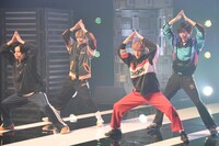 「Добрый день」パフォーマンスの様子。