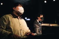 開演前、臼山田洋オーケストラのDJを楽しむ澤部渡（Vo, G）